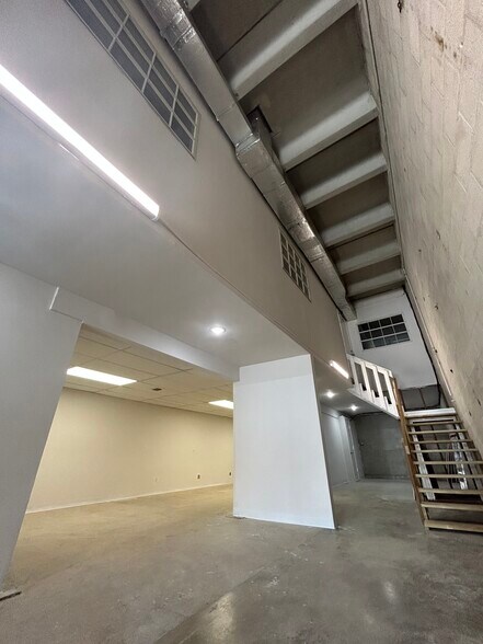 Primary Photo Of 8410-8432 NW 61st St, Miami Light Manufacturing For Lease