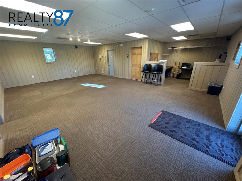 More Photos Of 1210 N Center Point Rd, Hiawatha Office For Sale