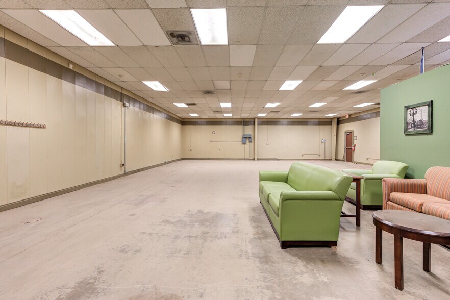 More Photos Of 3802-3806 Interstate 27, Lubbock Office For Sale