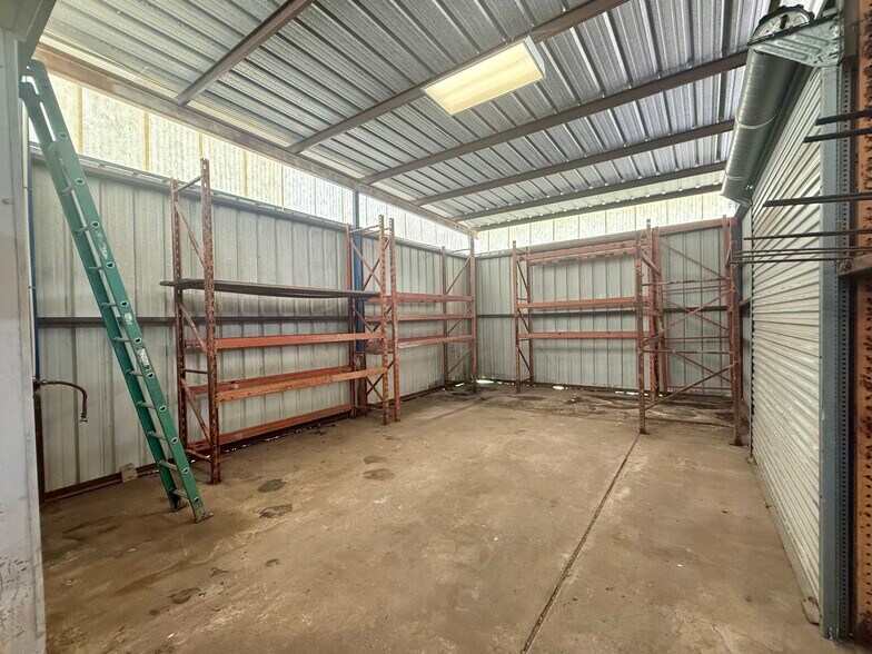 More Photos Of 204 Schilling St, Baytown Warehouse For Sale