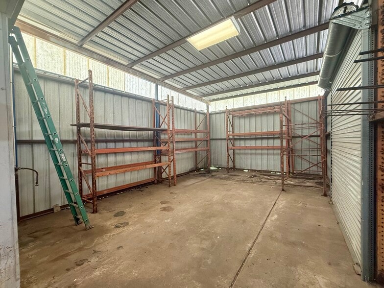 More Photos Of 204 Schilling St, Baytown Warehouse For Lease