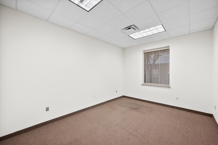 More Photos Of 820 Central Dr, Colleyville Office For Sale