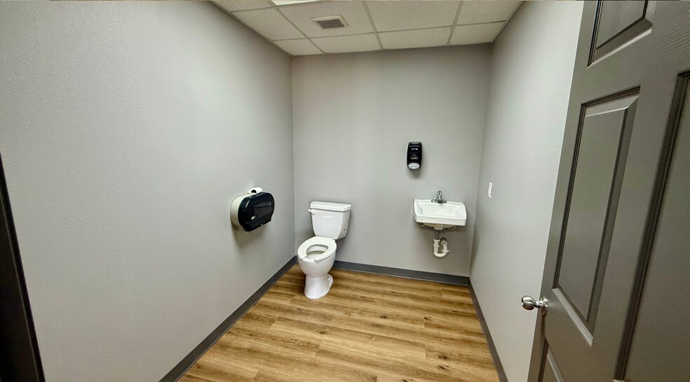 More Photos Of 1509 S County Road 1309, Midland Warehouse For Lease