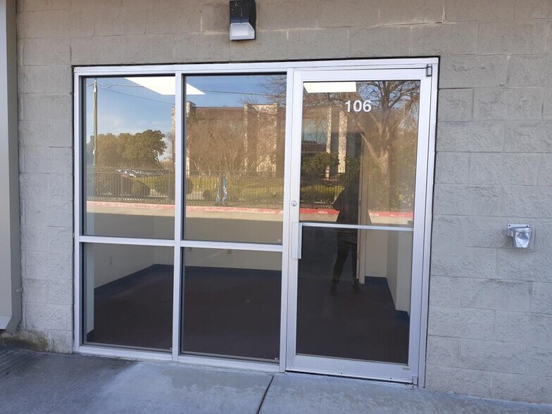 More Photos Of 7340 Blanco Rd, San Antonio Self Storage For Lease