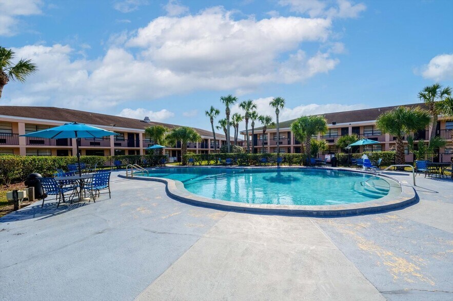 More Photos Of 510 Lane Ave S, Jacksonville Hotel For Sale