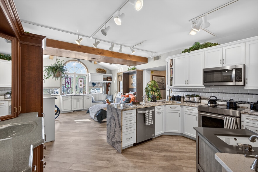 More Photos Of 5585 MacArthur Rd, Whitehall Showroom For Sale