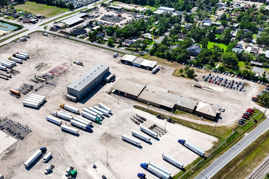 More Photos Of 11900 Hirsch Rd, Houston Warehouse For Lease