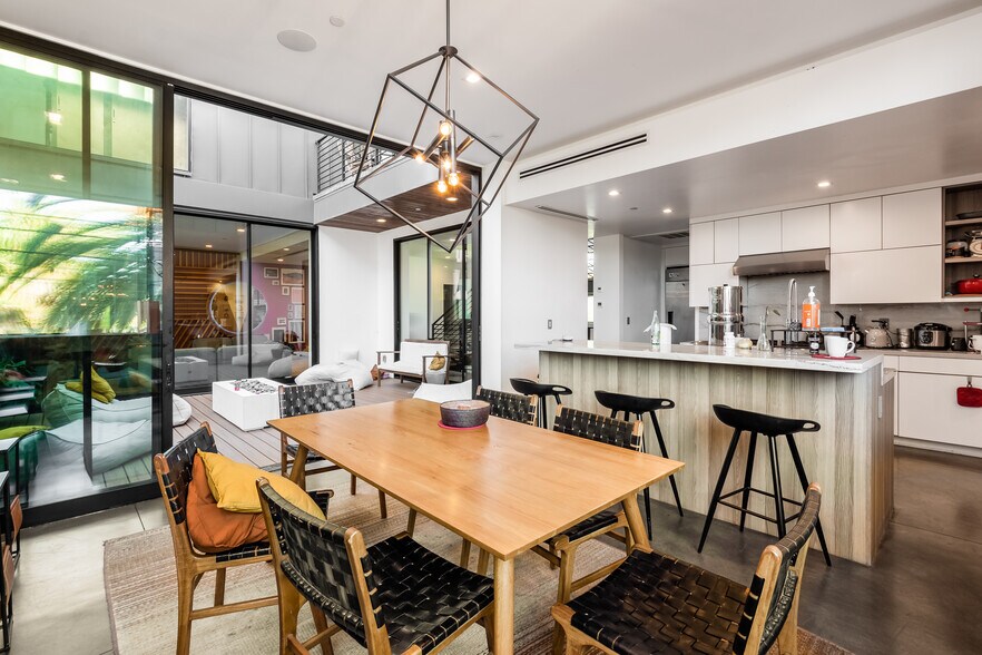 More Photos Of 2478 Penmar Ave, Venice Dormitory For Sale
