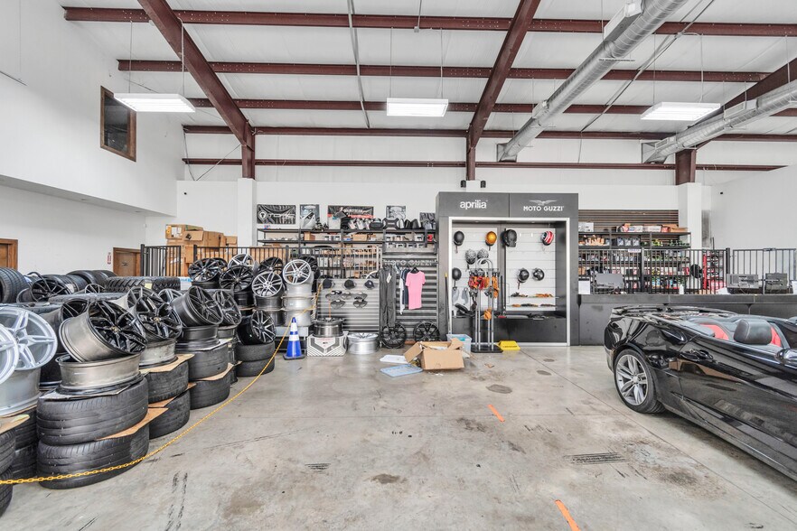 More Photos Of 14902 N Fwy Service Rd, Houston Freestanding For Lease