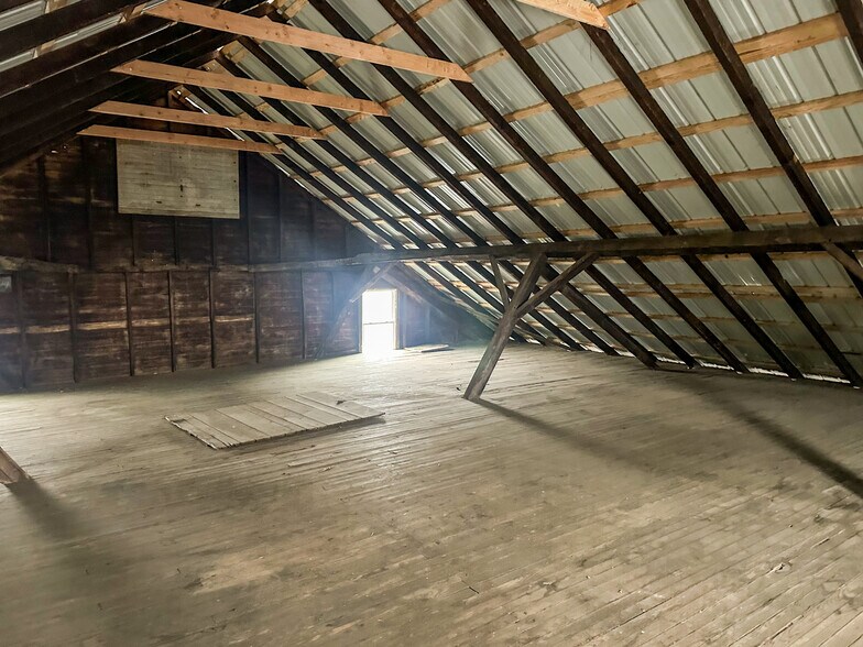 More Photos Of 9 Republic Aly, New Freedom Light Manufacturing For Sale