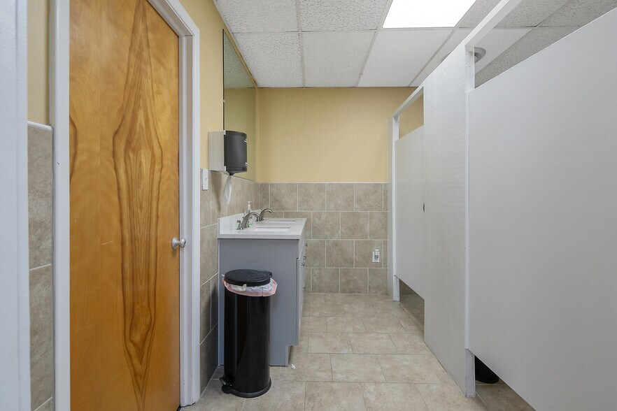 More Photos Of 214 Hawkins Ave, Sanford Medical For Sale