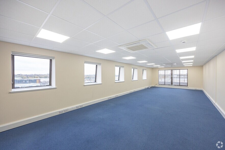 More Photos Of 6 Darby Clos, Swindon Coworking Space