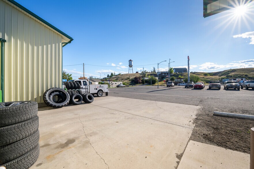 More Photos Of 402 N Pyfer St, Whitehall Office For Sale