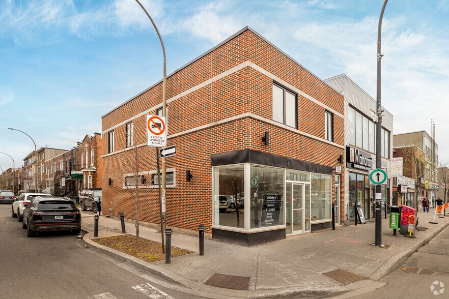 Primary Photo Of 800-802 Rue Jean-Talon O, Montréal Storefront Retail Residential For Sale