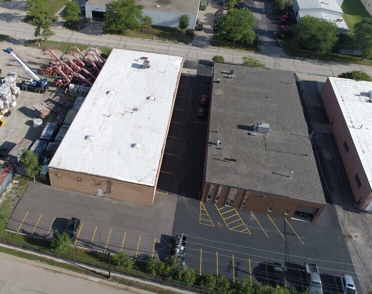 More Photos Of 1351 Armour Blvd, Mundelein Warehouse For Lease