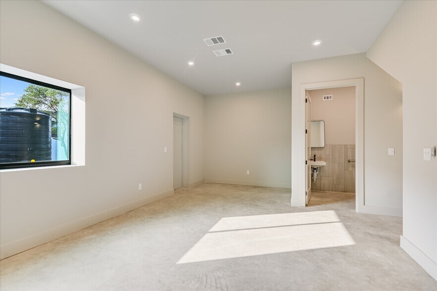 More Photos Of 15210 Fitzhugh Rd, Austin Warehouse For Sale