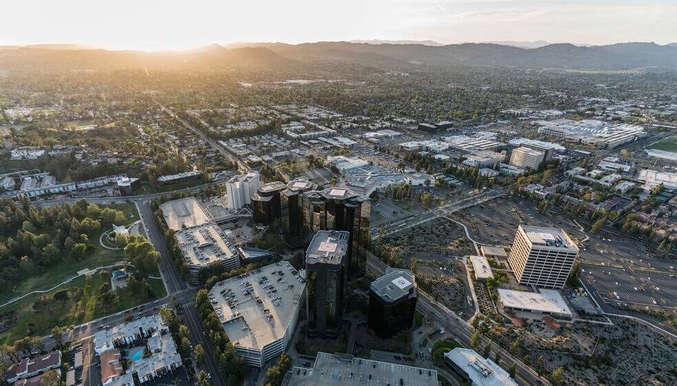 More Photos Of 21650 Oxnard St, Woodland Hills Office For Lease