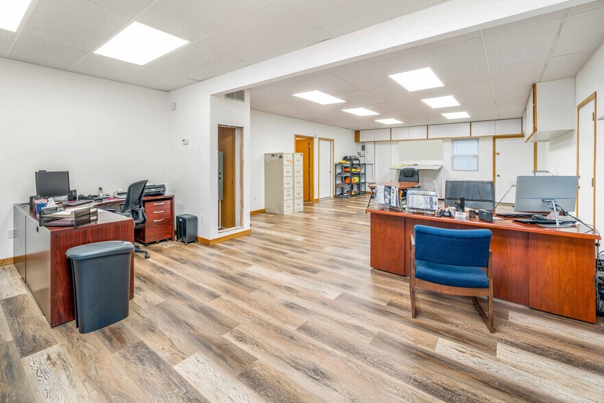 More Photos Of 645 E Lasalle St, Somonauk Showroom For Lease