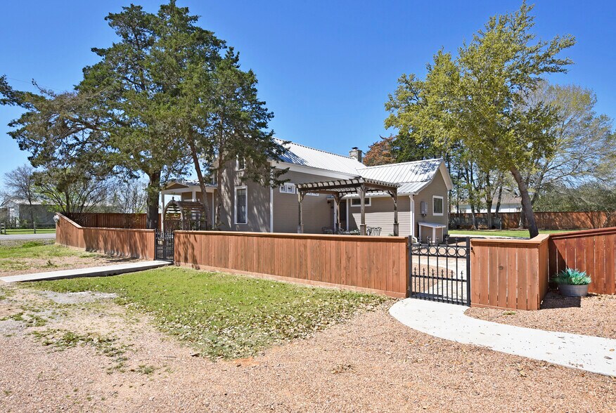 More Photos Of 315 Cedar St, New Ulm Specialty For Sale