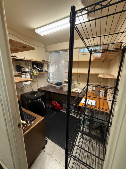 More Photos Of 14540 Sylvan St, Van Nuys Office For Sale