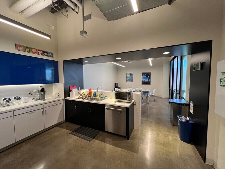 More Photos Of 3220 Winona Ave, Burbank Research And Development For Lease