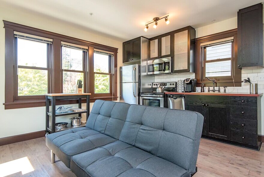 More Photos Of 1634 NW Everett St, Portland Apartments For Sale