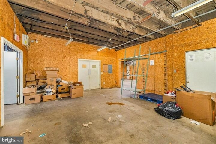 More Photos Of 122 Beech St, Carlisle Light Distribution For Lease