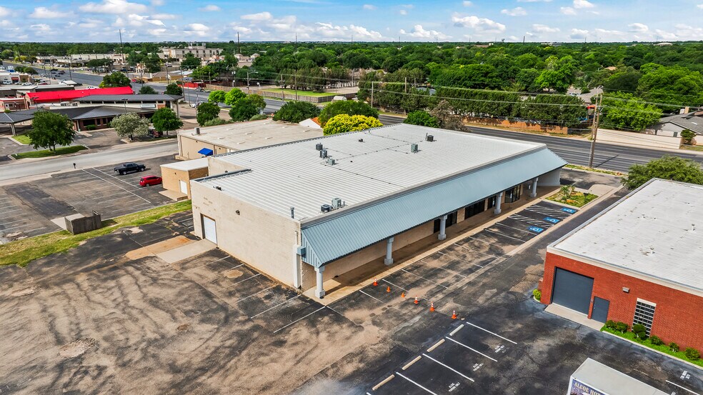 More Photos Of 7705 Quaker Ave, Lubbock Freestanding For Lease