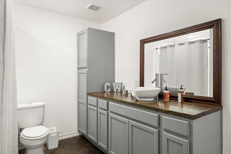 More Photos Of 1817 S Morgan St, Granbury Auto Dealership For Sale