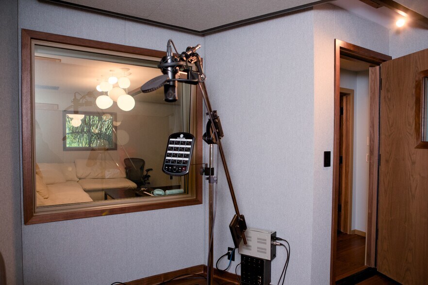 More Photos Of 648 N St. Andrews Pl, Los Angeles Loft Creative Space For Sale