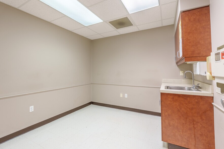 More Photos Of 727 Cox Creek Pky, Florence Healthcare For Sale