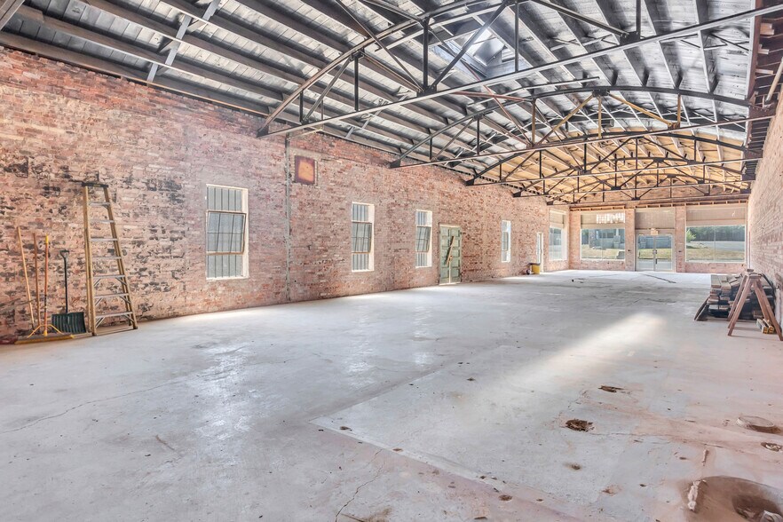 More Photos Of 815 W Broadway St, Ardmore Freestanding For Sale