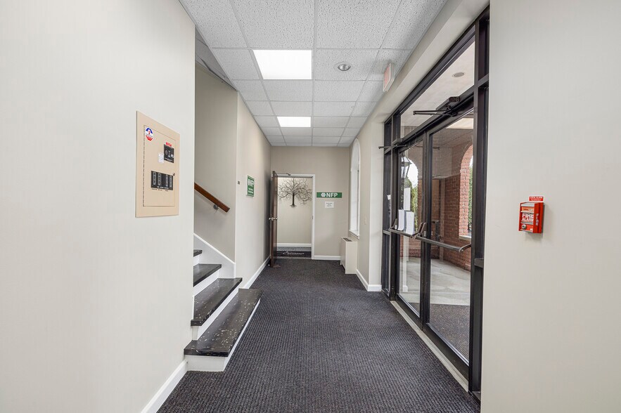 More Photos Of 138 Main St, South Kingstown Medical For Lease