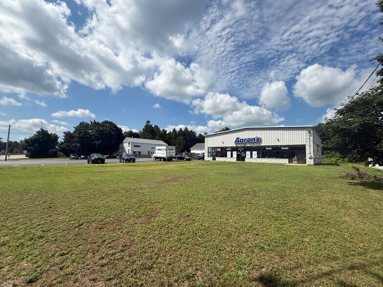 More Photos Of 445 High St, Somersworth Freestanding For Sale