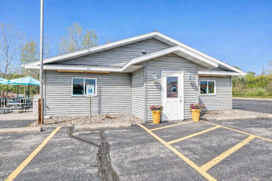 More Photos Of 2630 School Ln, Suamico Restaurant For Sale