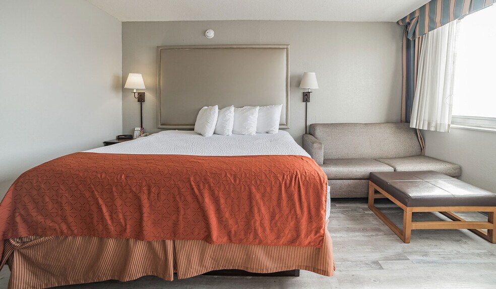 More Photos Of 325 Main St, Keokuk Hotel For Sale