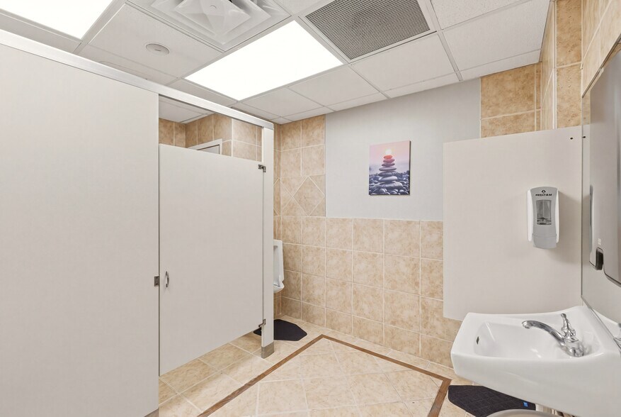 More Photos Of 1506 US-281, Johnson City Office For Sale