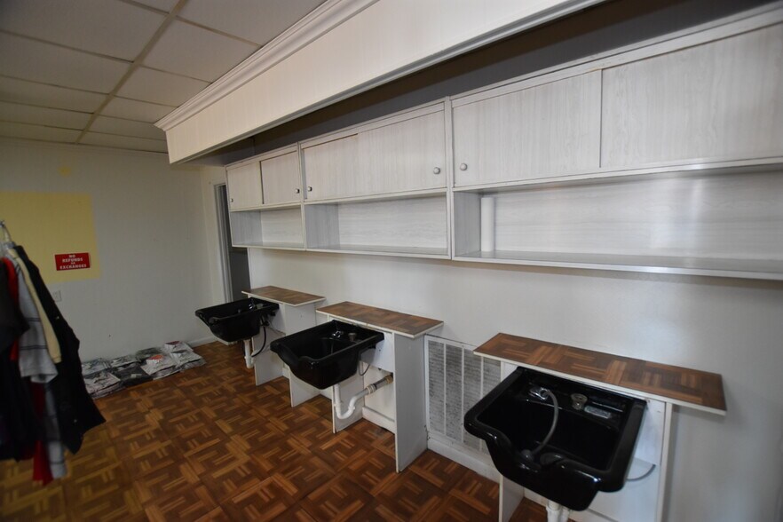 More Photos Of 115-117 Randolph Rd, Oak Ridge Freestanding For Sale