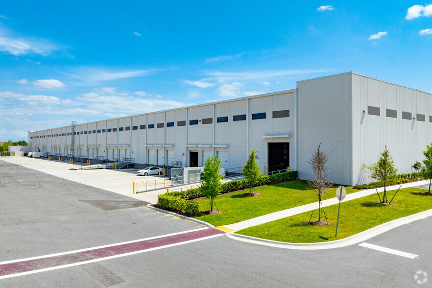 More Photos Of 11706 Landstar Blvd, Orlando Distribution For Lease