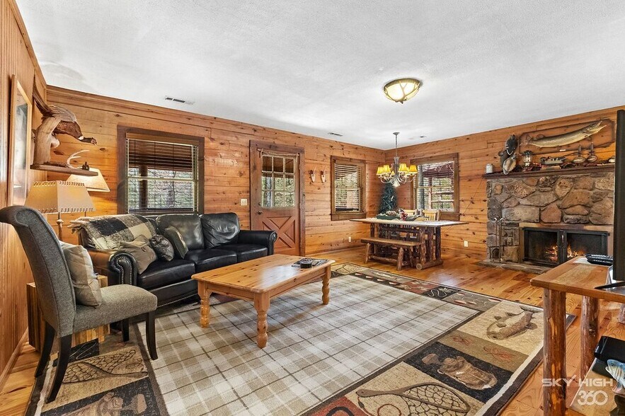 More Photos Of 3134 E Van Buren, Eureka Springs Hotel For Sale