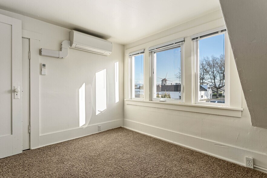 More Photos Of 709 Grover St, Lynden Office For Sale