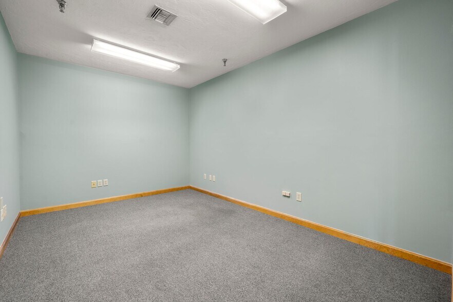 More Photos Of 4-6 Barlows Landing Rd, Pocasset Storefront Retail Office For Sale