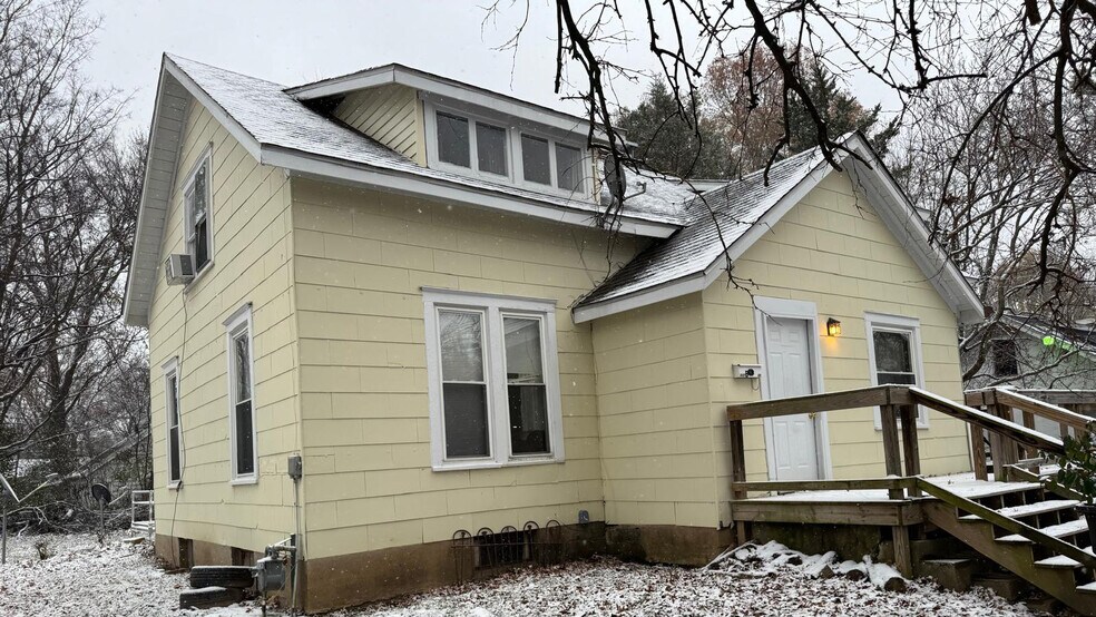 More Photos Of 517 N Oakland Ave, Carbondale Apartments For Sale