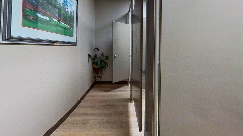 More Photos Of 901 Veterans Airpark Ln, Midland Office For Lease