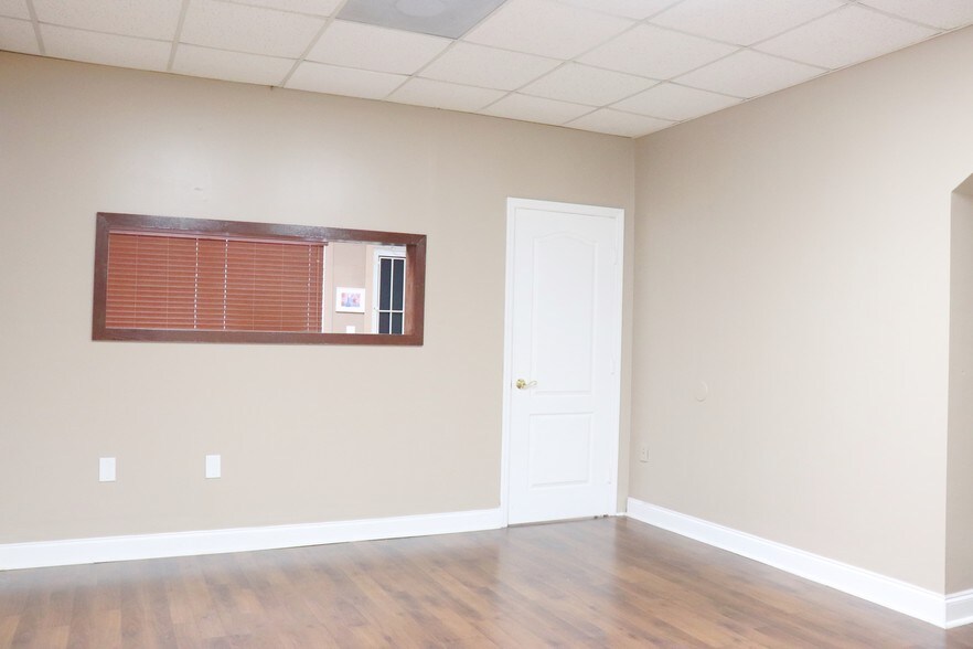 More Photos Of 2441 NW 93rd Ave, Miami Showroom For Sale