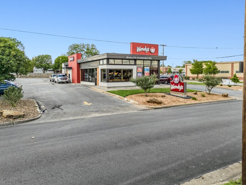 More Photos Of 811 S 5th St, Waco Fast Food For Sale
