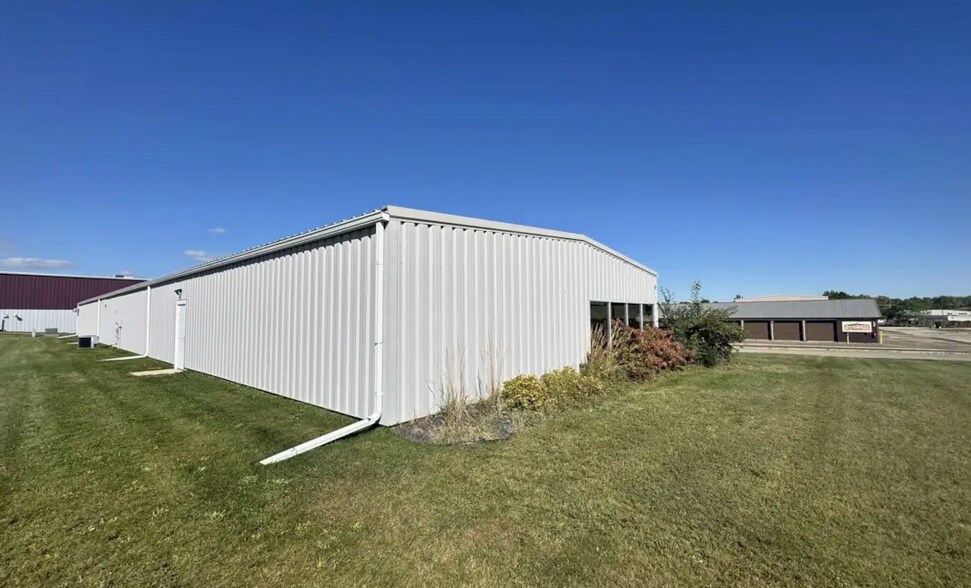More Photos Of 633 1st Ave, Monroe Showroom For Sale