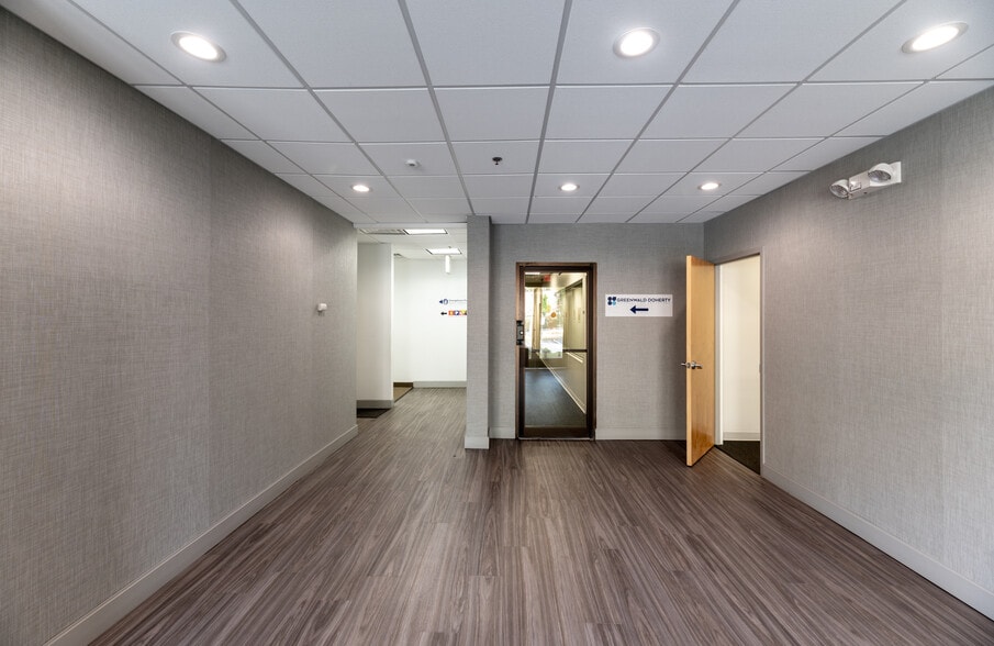 More Photos Of 40 Ramland Rd, Orangeburg Office For Lease