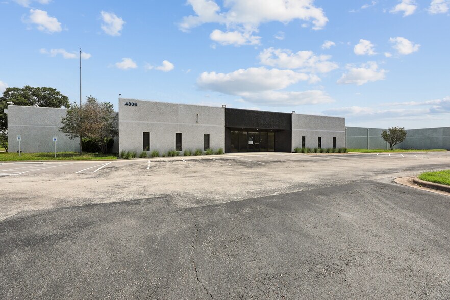 More Photos Of 4806 Commercial Park Dr, Austin Manufacturing For Lease