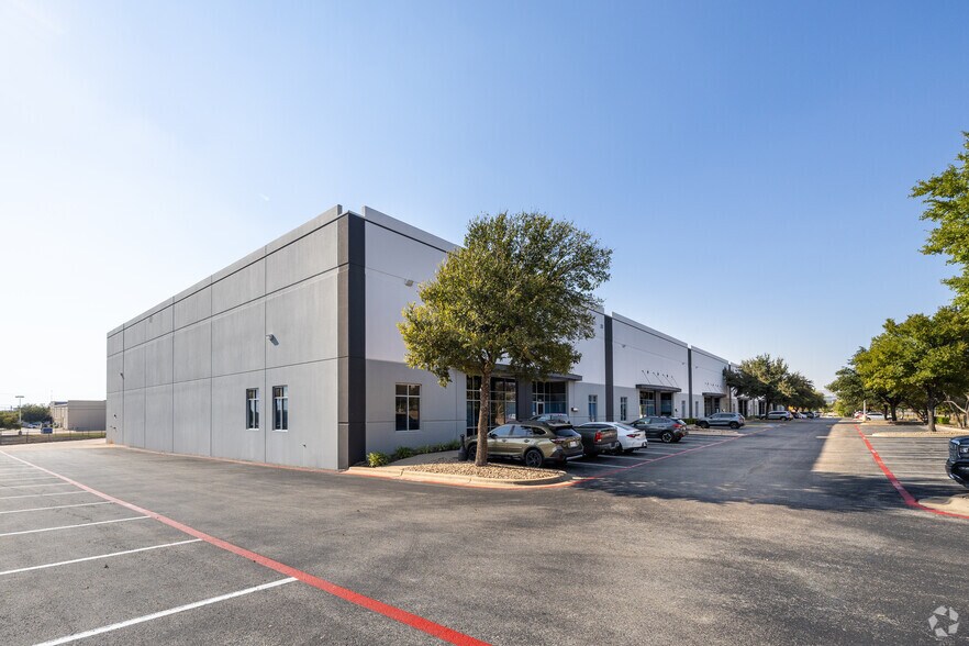 More Photos Of 33 Cypress Blvd, Round Rock Warehouse For Lease
